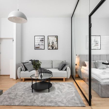 Modern Centrally Located Apartments - By Upstairs Краків Екстер'єр фото