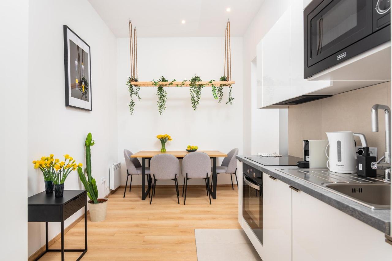 Modern Centrally Located Apartments - By Upstairs Краків Екстер'єр фото