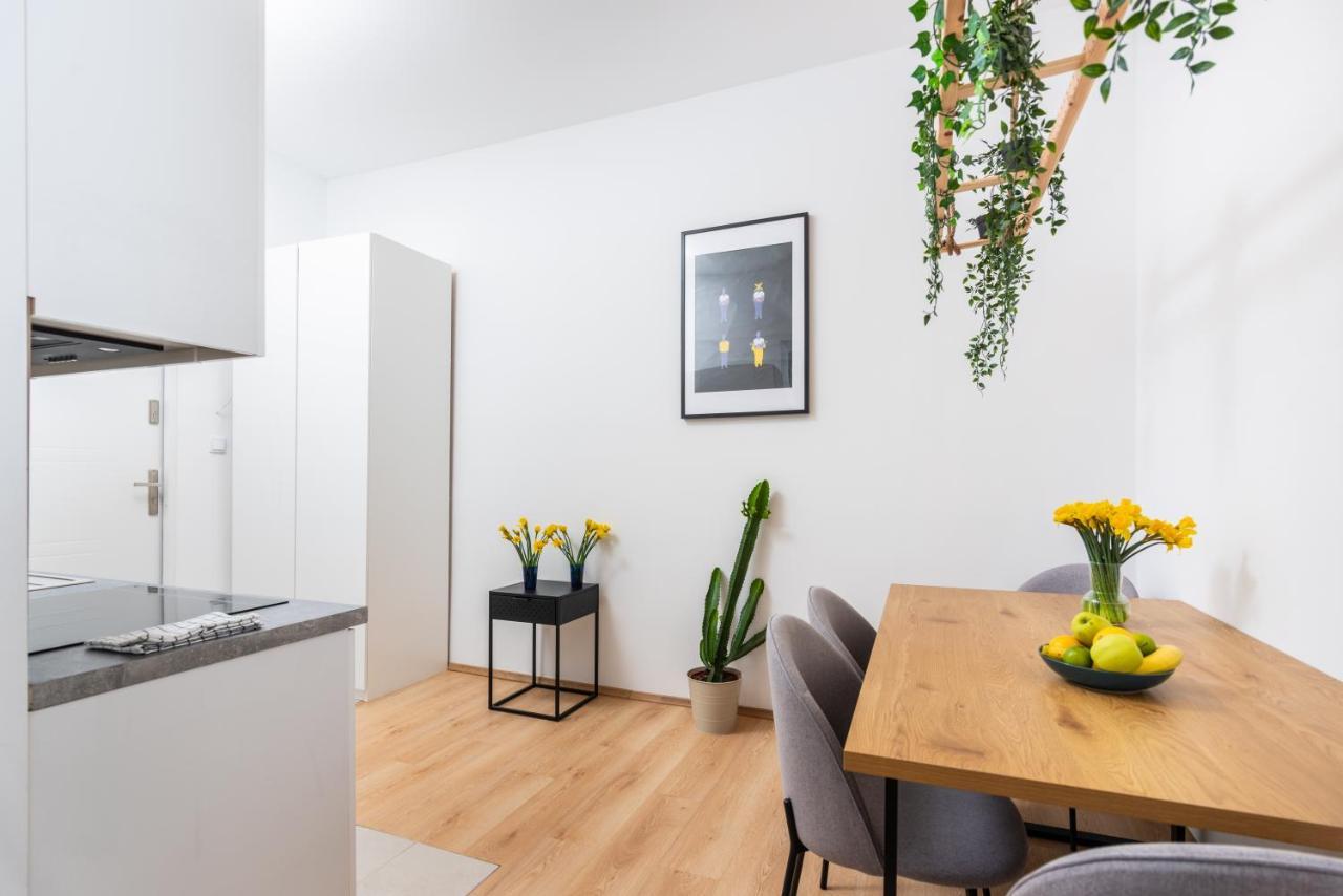 Modern Centrally Located Apartments - By Upstairs Краків Екстер'єр фото
