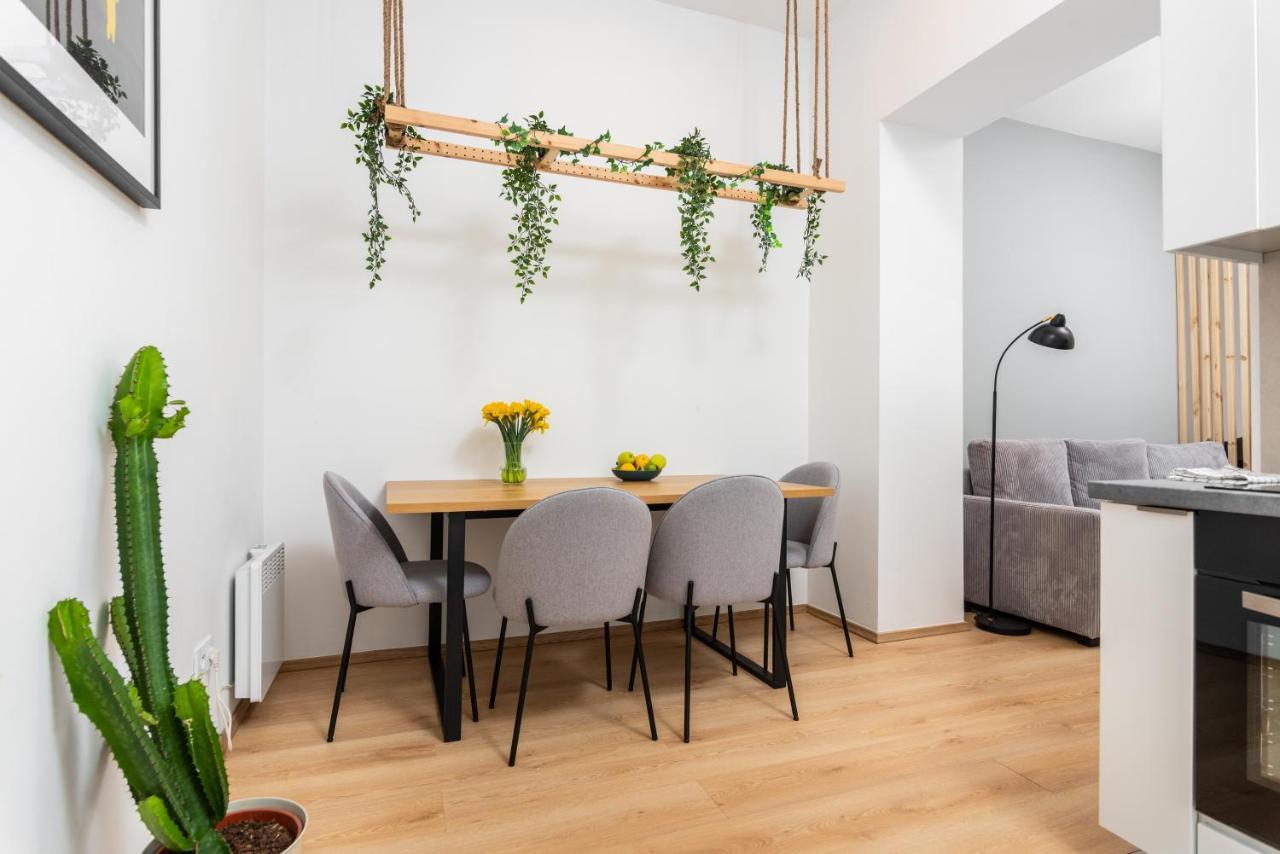 Modern Centrally Located Apartments - By Upstairs Краків Екстер'єр фото