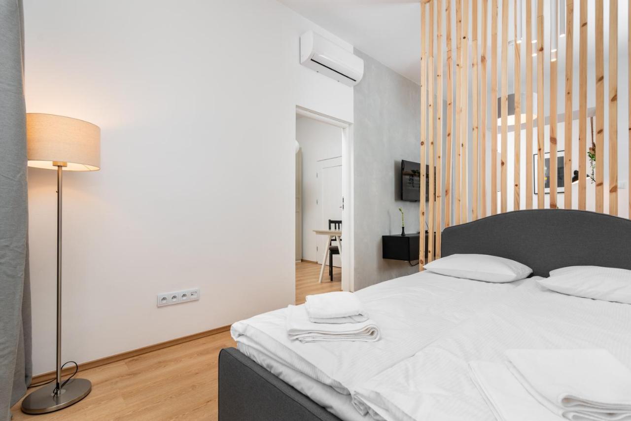 Modern Centrally Located Apartments - By Upstairs Краків Екстер'єр фото