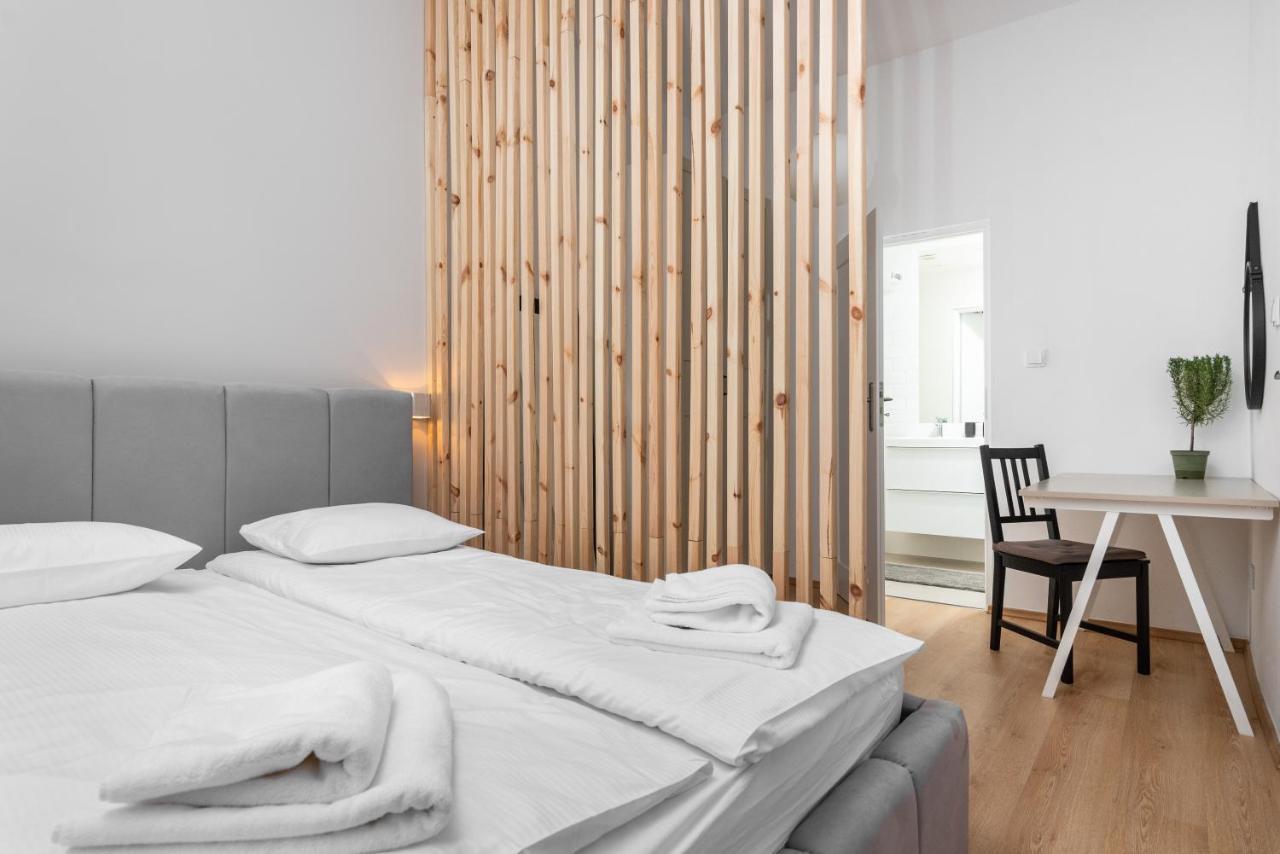 Modern Centrally Located Apartments - By Upstairs Краків Екстер'єр фото