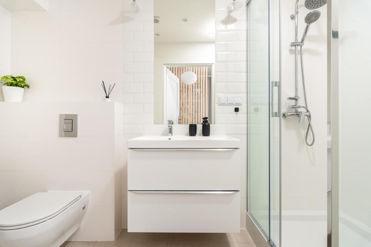 Modern Centrally Located Apartments - By Upstairs Краків Екстер'єр фото