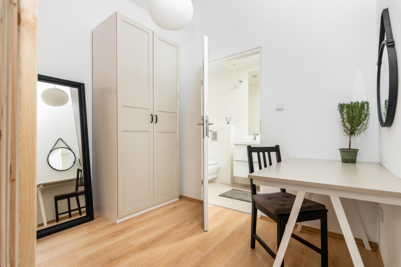 Modern Centrally Located Apartments - By Upstairs Краків Екстер'єр фото