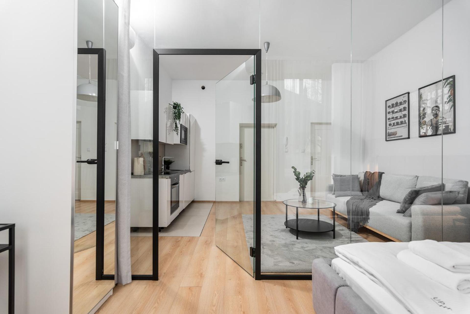 Modern Centrally Located Apartments - By Upstairs Краків Екстер'єр фото