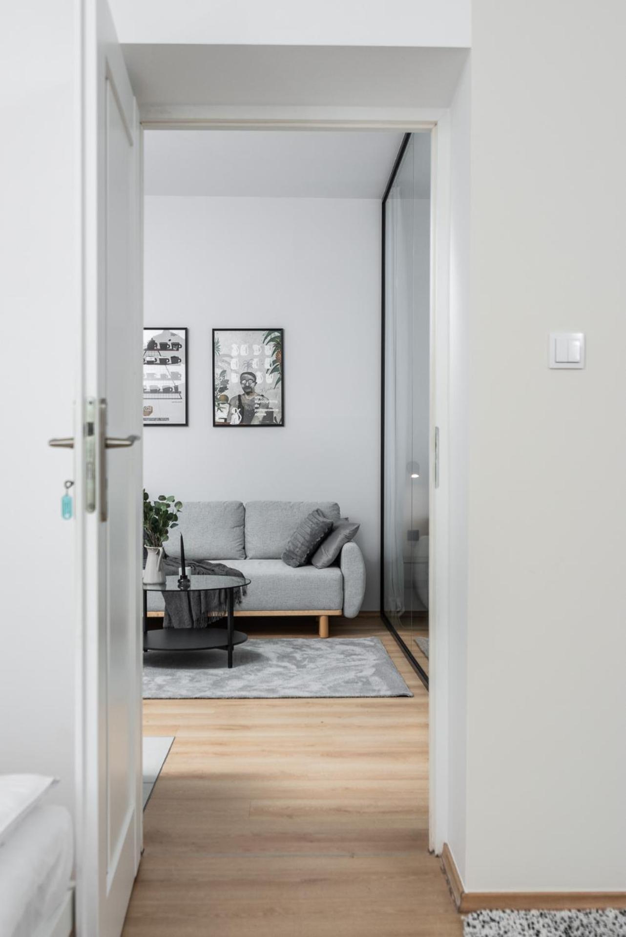 Modern Centrally Located Apartments - By Upstairs Краків Екстер'єр фото